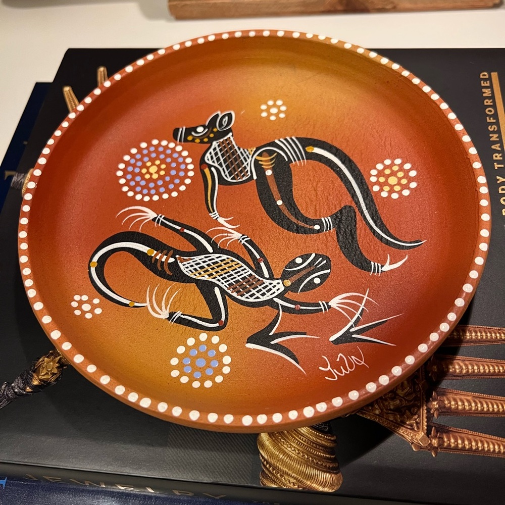 Hand-Painted Aboriginal Terracotta Plate – Signed Julz – Kangaroo & Lizard – 8”